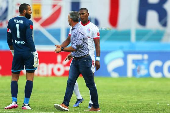 Pablo Lavallén fue expulsado por Luis Mejía en el Olimpia-Vida.