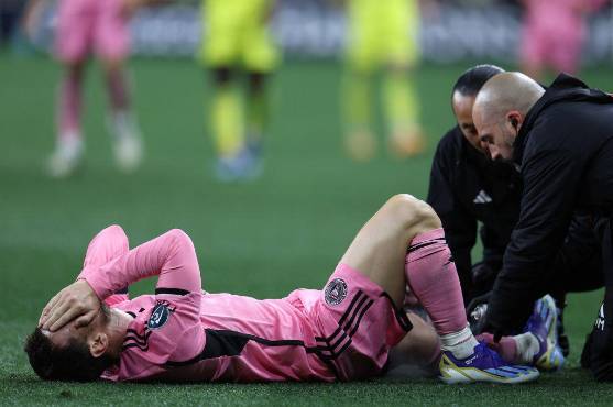 Leo Messi estuvo sufriendo mientras los médicos lo atendían.