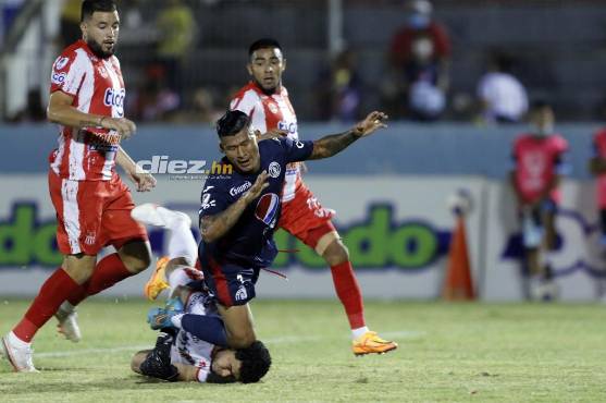 Imagen precisa del penal de Celio contra Iván López. FOTOS: Neptalí Romero.
