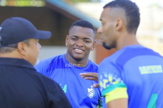 Los colombianos Carlos Ibargüen y Deivy Balanta en pláticas con el director deportivo “Charly” Zúniga.