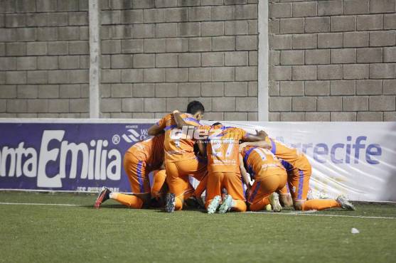 Macías puso a soñar a UPNFM con la salvación al marcar el único gol del partido ante Olimpia. FOTO: Marvin Salgado.
