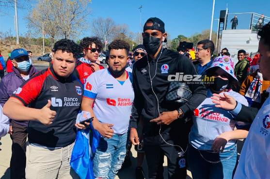Muchos olimpistas esperaron a los jugadores en la entrada para sacarse fotos con ellos.