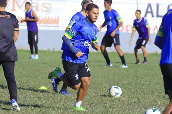 Juan Ramón Gómez juega como mediocampista y tiene 22 años de edad.