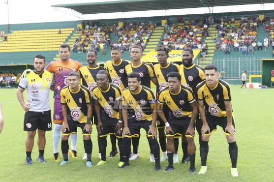 Así forma el once titular del Génesis Comayagua en el estadio Parrillas One. FOTOS: Neptalí Romero