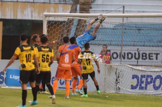 Real España doblegó a los Lobos de la UPNFM con agónico gol de Bryan Moya y los hunde en la zona del descenso
