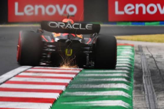 Max Verstappen al volante de su Red Bull Racing RB18 en el GP de Hungría 2022 de Fórmula 1