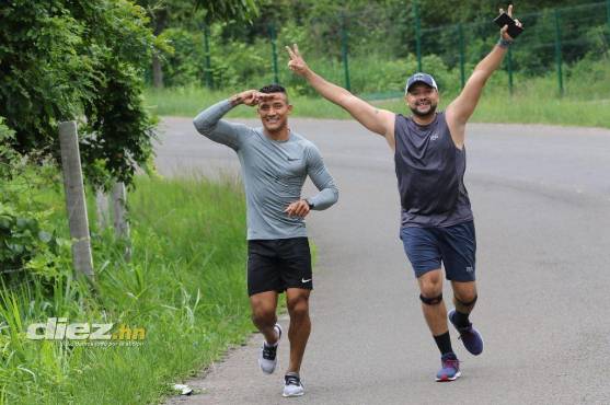 El volante del equipo Aurinegro, Luis Garrido le ganó a nuestro periodista del primer rotativo deportivo de país . Ambos sembraron una bonita amistad. FOTOS: David Romero