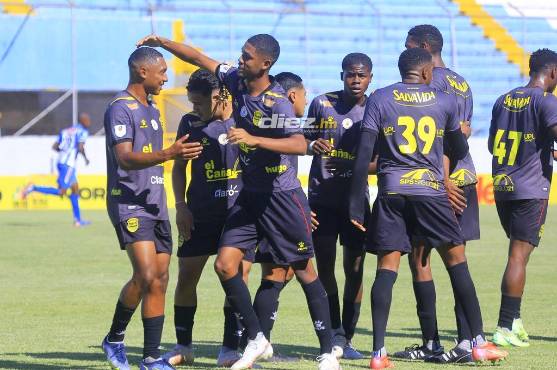 Miguel Carrasco celebrando su gol ante el Victoria por el torneo de reservas.