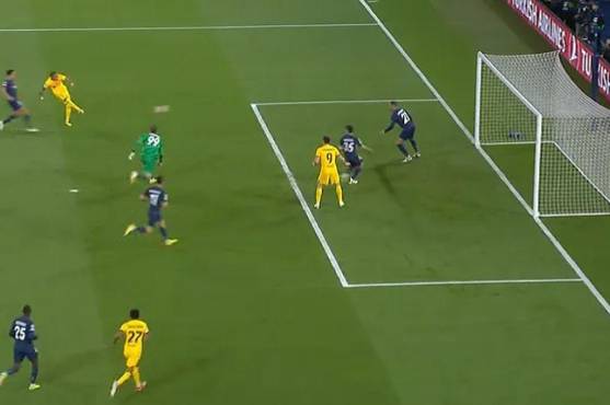 Definición de derecha tras error de Donnarumma, Raphinha puso el 0-1 para Barcelona.