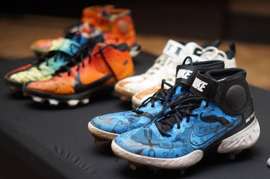 Varios tacos con la firma de Mauricio Dubón fueron susbastados en el evento.