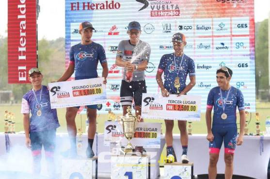 Así festejó el ganador de la Vuelta Ciclística de EL HERALDO, categoría élite 2022, Luis López al momento de recibir el trofeo de primer lugar.