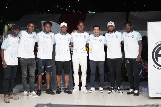 ¡Tremenda fiesta! Albert Elis y sus amigos llevan alegría a los aficionados del fútbol en La Paz