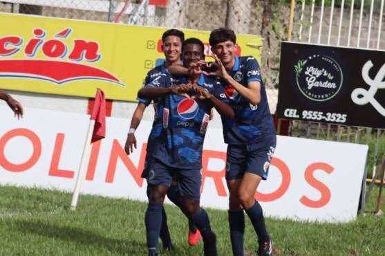 Mathías Vázquez inició como extremo y se acopló como delantero centro debido a su estatura.