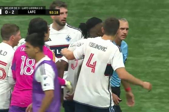 Jugadores del Vancouver fueron a reclamarle al árbitro.