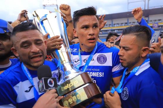 Denil Maldonado levantó su quinto título de campeón con Motagua.