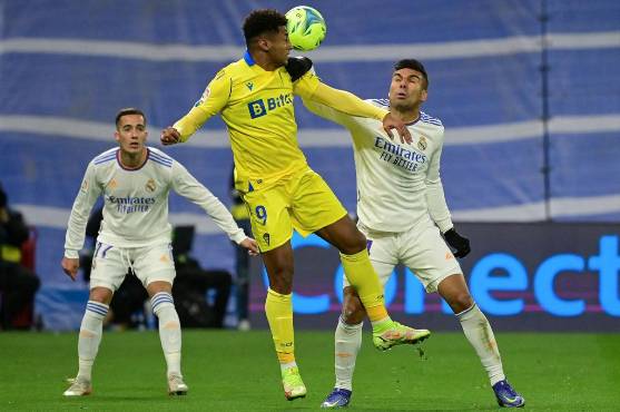 Choco Lozano disputa el balón junto a Casemiro.