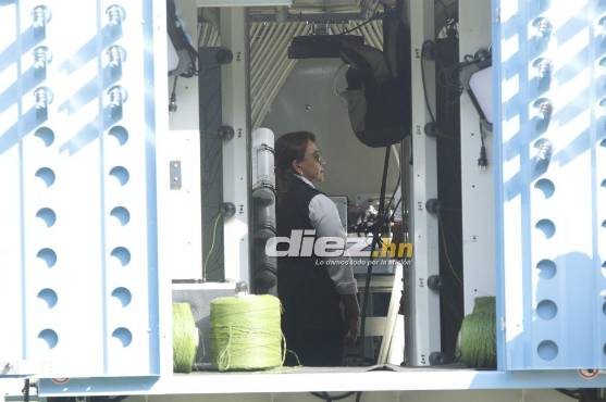 Xiomara Castro revisando la maquinaria con la que se va a trabajar en el Estadio Morazán de San Pedro Sula. FOTO: Neptalí Romero.