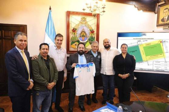 Luis Redondo junto a Jorge Salomón y Reinaldo Rueda en las instalaciones del Congreso Nacional. Foto: CN8