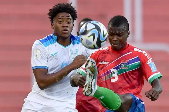 El atacante Exon Arzú y el lateral Sainey Sanyang tienen una entretenida batalla en la banda derecha.