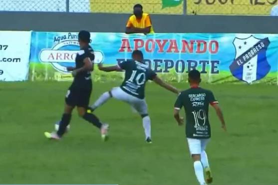 Falta de Mario Martínez sobre Alberto Paredes en el juego ante Honduras Progreso.