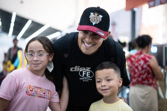 Luis Palma atendió a pequeños hinchas que le pidieron una foto para el recuerdo. Foto: Mauricio Ayala.