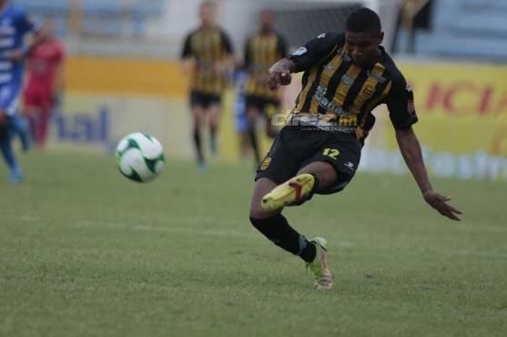 En el último minuto, Yeison Mejía disparó desde media cancha a un arco en solitario; el balón se marchó muy cerca de la portería.