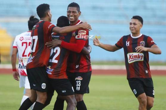 Carlo Costly celebra uno de los tres tantos del Lone FC en el duelo frente a Villanueva.