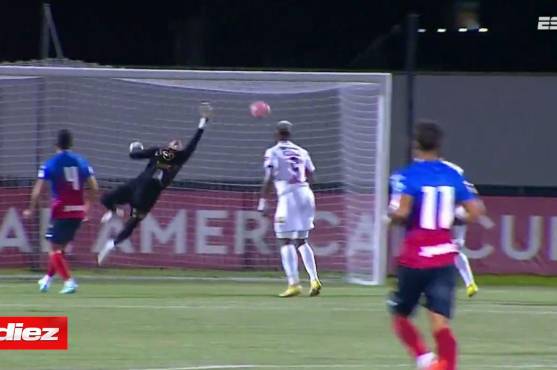 El portero del FAS, Kevin Carabantes, no pudo hacer nada ante el tremendo disparo de Carlos Pineda.