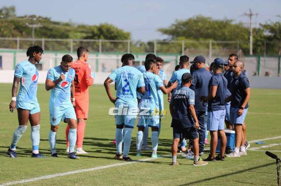 Motagua refrescándose con un poco de agua en el cooling break.Fotos: David Romero y Aníbal Vásquez.