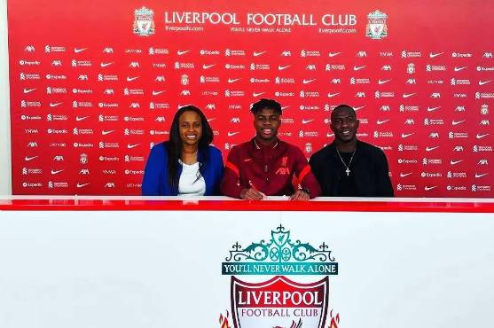 Maynor Figueroa junto a su hijo Keyrol y esposa Sandra. Foto: Twitter