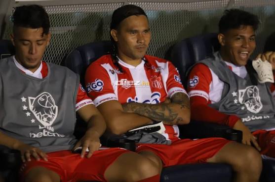 El mexicano Gullit Peña está en la banca a la espera de hacer su debut con el Vida.