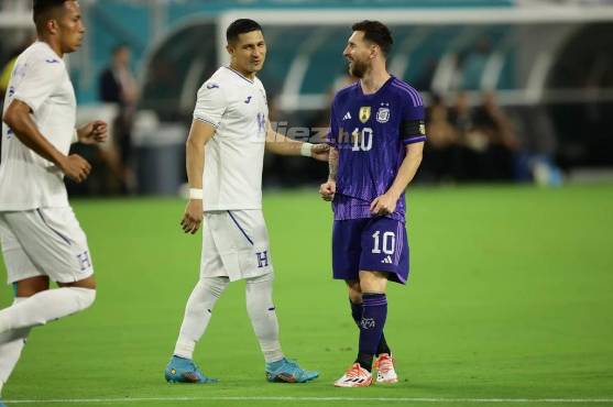 Así fue el momento en el que Héctor Castellanos le pidió la camiseta a Lionel Messi. FOTO: Yoseph Amaya