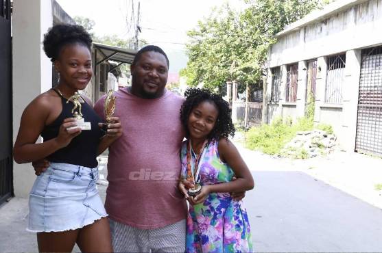 DIEZ conoció la casa de la Familia Félix Hernández. Ellas son las hermanas de Bryan, Quiandy Jessenia (17 años) y Naidelin Rachel (12 años) junto a su padre Benito Alexander (42 años).