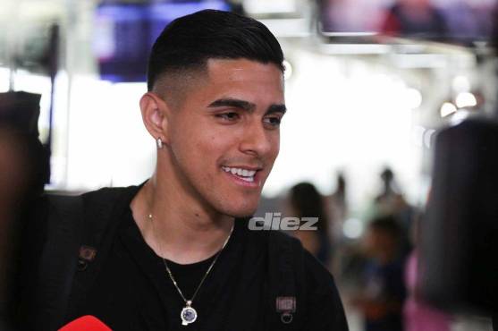 Luis Palma atendió a los medios de comunicación en el aeropuerto de Palmerola. Foto: Emilio Flores.