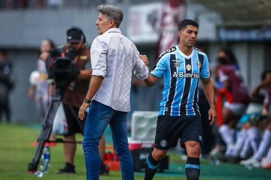 Luis Suárez no hace goles y el entrenador del Gremio le ofrece un intercambio por Messi como solución.