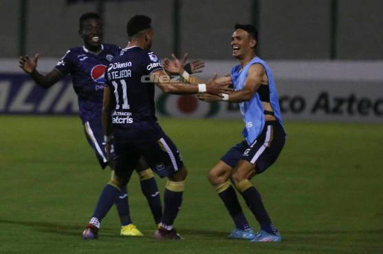Ángel Tejeda y Roberto Moreira, los anotadores azules, celebrando el gol del triunfo. FOTOS: Estalin Irías y David Romero