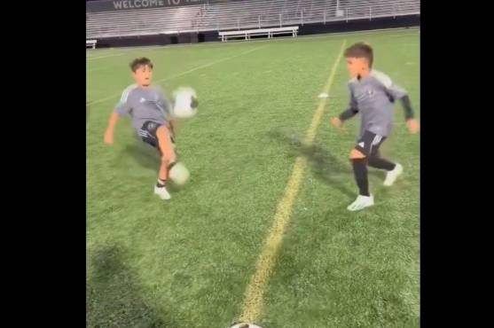 Mateo dominando el balón junto a uno de sus compañeros de la academia del Inter de Miami.