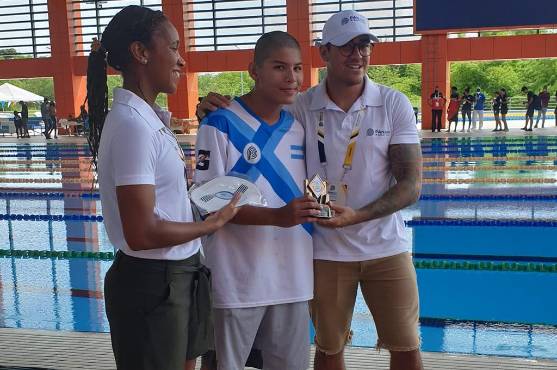 Felipe Álvarez posando con su trofeo de campeón en la categoría de 11 y 12 años.