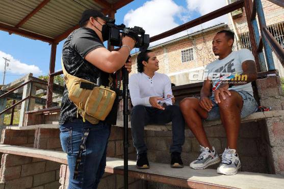 Erick Castillo de video y el periodista Victor Bustillo en una amena entrevista con el “Caguama”, atacante de la UPNFM.