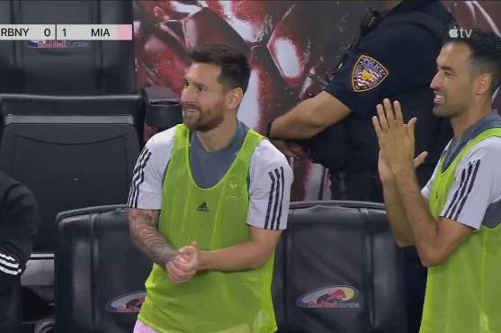 Messi y Busquets celebrando el gol de Gómez.