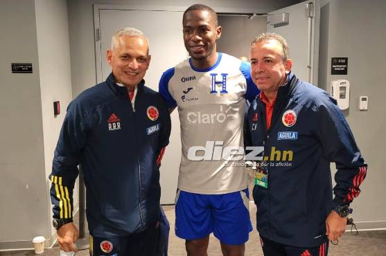 Reinaldo Rueda y Carlos Velasco, visitaron el camerino de Honduras.