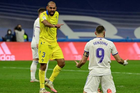 Benzema pedía penal, pero el árbitro no sancionó la pena máxima.