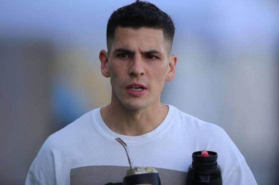 Oliver Benítez sigue en el equipo, pero estará trabajando aparte.