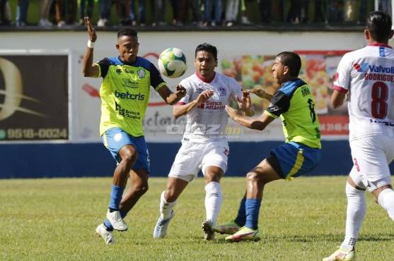 Carlos Pineda disputando el balón con su excompañero, Cristhian Altamirano. FOTO: Estalin Irías