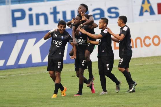 Geovanny Martínez celebró con autoridad el gol con el que Honduras Progreso empató ante Olimpia en el estadio Nacional.