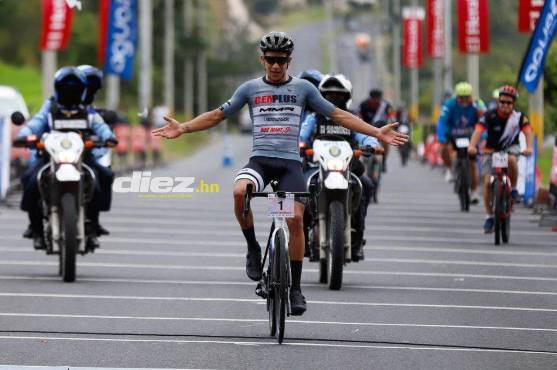 Momento en que López cruza la meta y se convierte en bicampeón de la Vuelta El Heraldo.