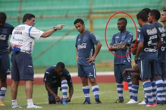 Luis Fernando Suárez da indicaciones y un juvenil Lacayo escucha con atención.