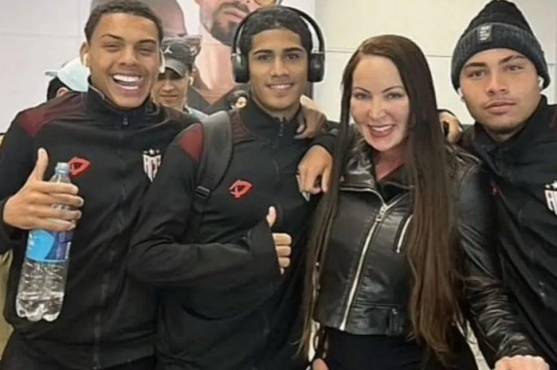 La polémica foto de los juveniles de Goianiense con Elisa Sanches, la actriz de cine para adultos que quiere ser árbitra.