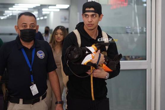Cargando a su perro raza Pug, y acompañado de su esposa, Mauricio Dubón regresó a Honduras tras conquistar le Serie Mundial. FOTOS: Mauricio Ayala