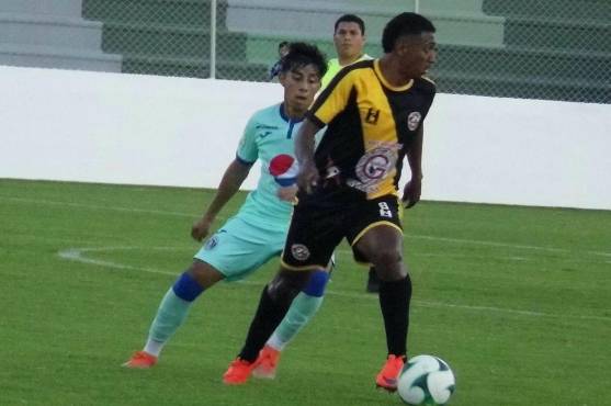Yostin Obando fue titular y jugó el primer tiempo en el Motagua-Génesis.
